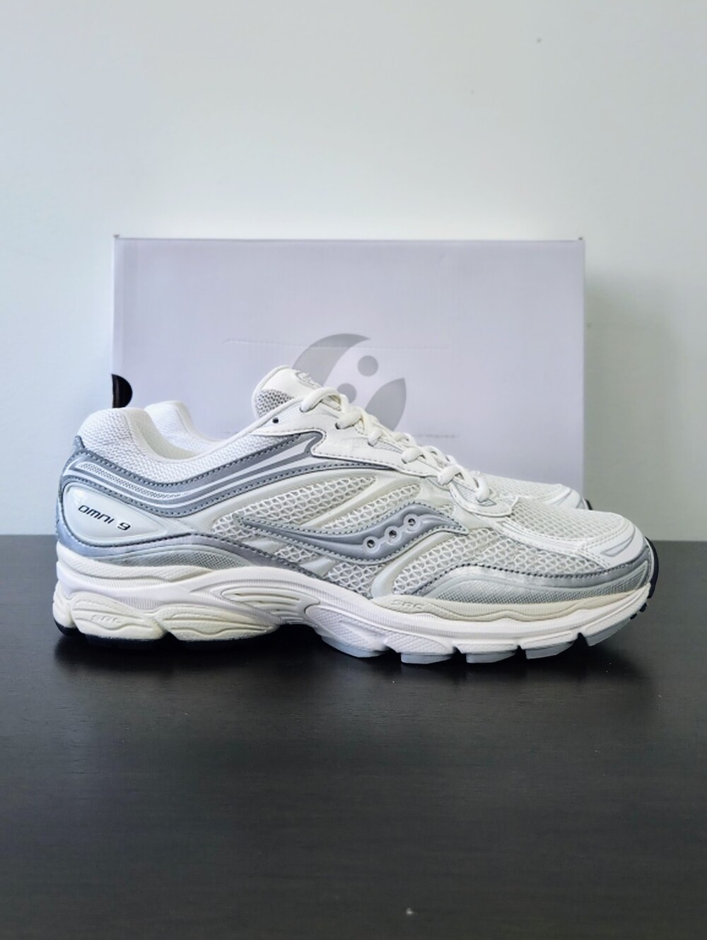 Saucony ProGrid Omni 9 TMY White/Silver Sneakers Men's Size 11 Like New